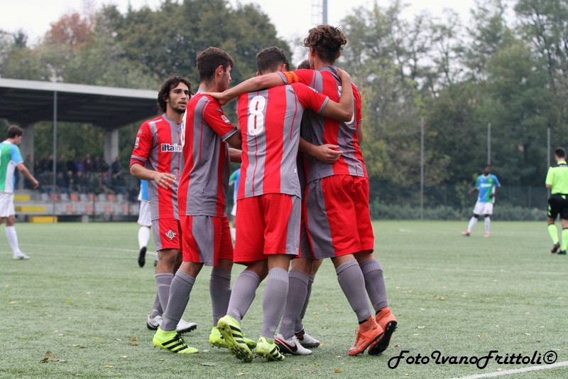 Click to enlarge image 11-Cremonese-Feralpi-2-0-berretti-15-10-16-Cesari-festeggiato-dopo-una-rete- 132.JPG