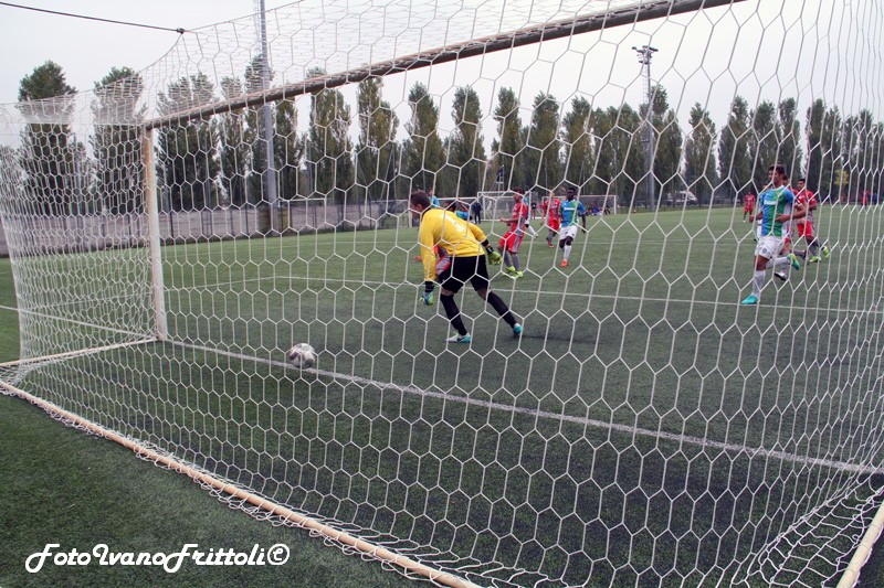 Click to enlarge image 7-Cremonese-Feralpi-2-0-berretti-15-10-16-rete-sulla-respinta-portiere- 084.JPG